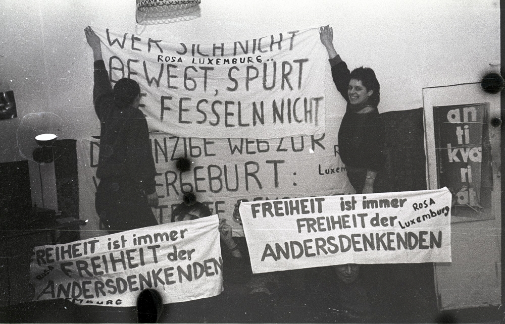 Herstellung der Transparente am Vorabend der Demonstration, 16.1.1988 | Quelle: Robert-Havemann-Gesellschaft