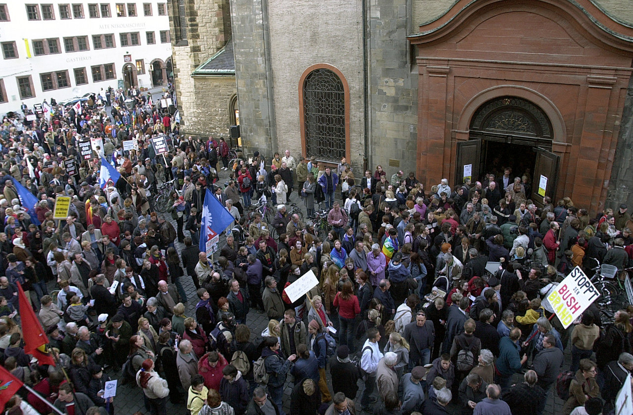 Montagsdemonstration nach dem Friedensgebet in der Nikolaikirche, März 2003 | Quelle: Wolfgang Zeyen/Punctum